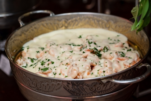 panela prateada com camarão ao molho branco - receitas de Páscoa - Assaí Atacadista