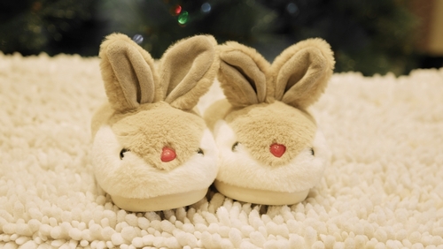 pantufa com carinha de um coelho de pelúcia cinza - presentes de Páscoa - Assaí Atacadista