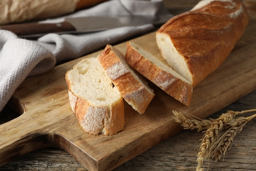 pão de forma artesano com uma fatia cortada-Assaí Atacadista-panificação