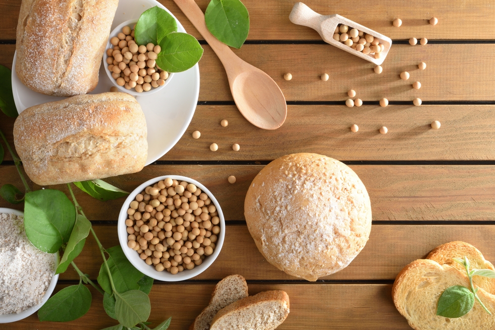 pão sobre uma mesa com folhas e soja - tendências da panificação - Assaí Atacadista