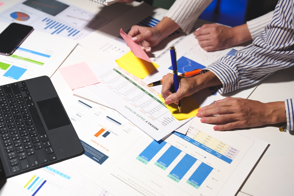 papéis com gráficos e dados - Assaí Atacadista - Dia do Empreendedor