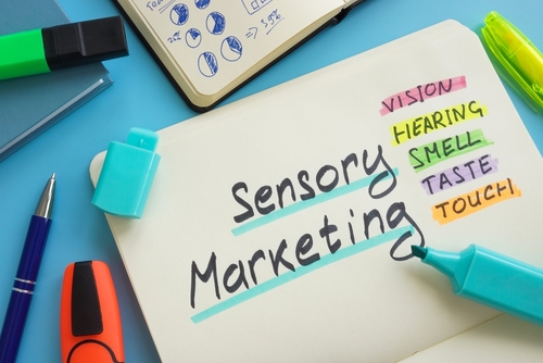 papel de caderno com marketing sensorial em inglês - divulgação criativa - Assaí Atacadista