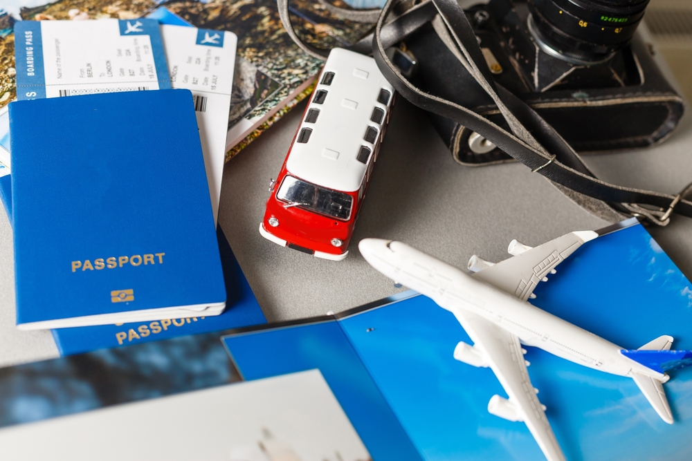 passaporte com ticket de viagem acompanhado de um ônibus e um avião de brinquedo - Assaí Atacadista - lista de compras Black Friday