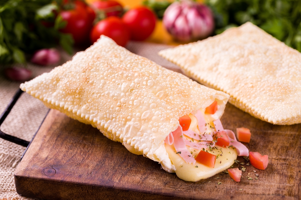 pastel cortado em uma tábua com ingredientes à mostra - renda extra no verão - Assaí Atacadista