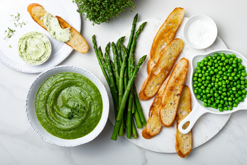 patê de ervilha com torradas e outros itens em uma mesa - patê vegetariano - Assaí Atacadista