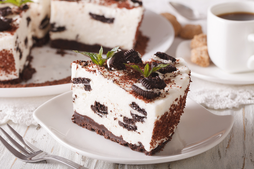 pedaço de torta de Oreo em um prato de sobremesa - receitas de doces - Assaí Atacadista