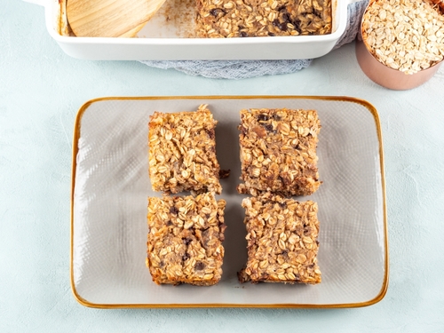 pedaços quadrados de granola em um prato branco - oleaginosas - Assaí Atacadista