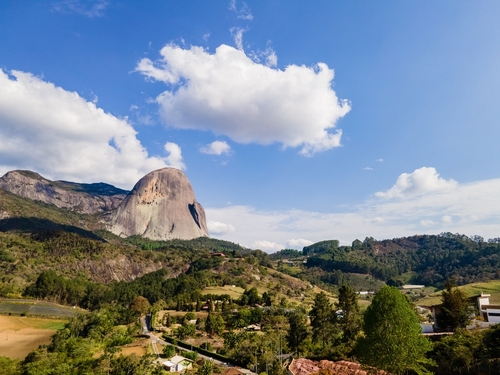 Pedra Azul, em Domingos Martins, no Espírito Santo - fugir do Carnaval - Assaí Atacadista - Imagem: Shutterstock