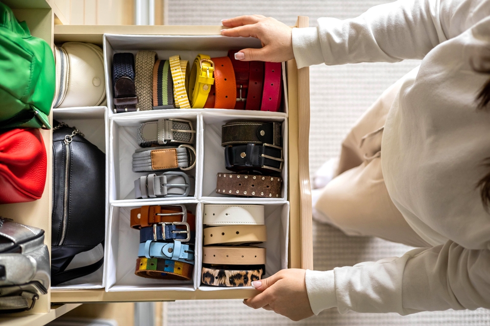 personal organizer segurando uma gaveta de cintos - empreendedorismo feminino - Assaí Atacadista
