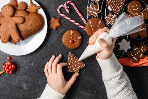 pessoa decorando biscoito natalino - confraternização de fim de ano - Assaí Atacadista