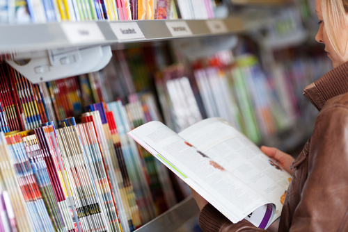 pessoa lendo revista - meios de comunicação - assaí atacadista