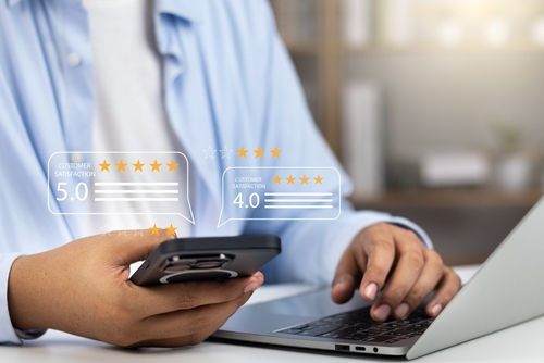 pessoa negra usando o celular com avaliações positivas - Assaí Atacadista - feedback de clientes