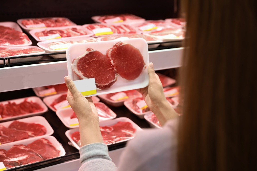 pessoa segurando embalagem de carne do açougue - mix de produtos - Assaí Atacadista