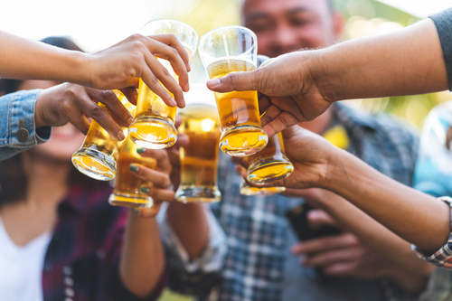 pessoas com bebidas na mão - carne para churrasco no assaí atacadista