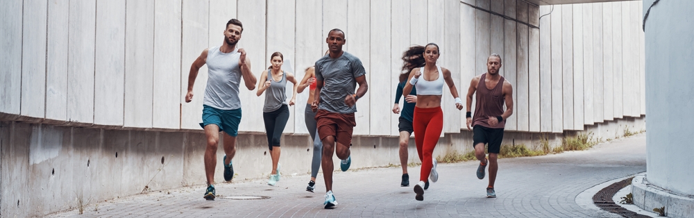 pessoas diversas participando de uma corrida de rua - Circuito de Corridas Assaí Atacadista 50 Anos
