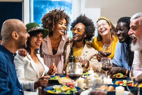 pessoas estrangeiras diversas fazendo uma refeição juntos - cardápio brasileira - assaí atacadista