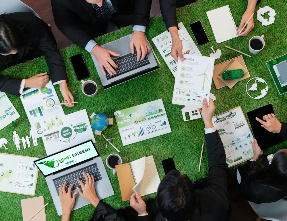 pessoas estudando sobre sustentabilidade em um fundo verde-grama - comércio sustentável - Assaí Atacadista