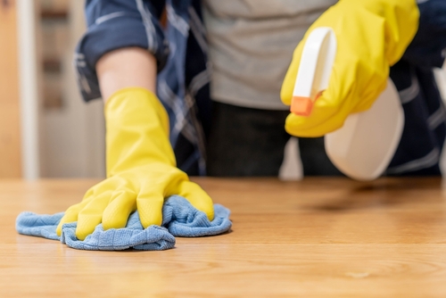 pessoas limpando com luva - práticas de limpeza na cozinha de um negócio - Festival de Limpeza Assaí Atacadista