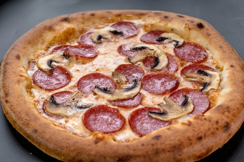 pizza com fatias de bacon e borda de cream cheese - Dia da Pizza - Assaí Atacadista