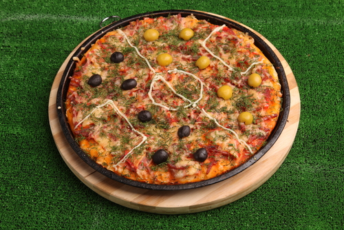 pizza em um fundo verde com decoração de futebol-torcedores de futebol-Assaí Atacadista