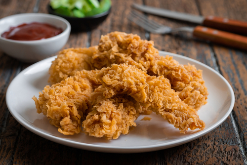 Prato branco com frango frito empanado-salgadinhos Elma Chips-PEPSICO-Assaí Atacadista