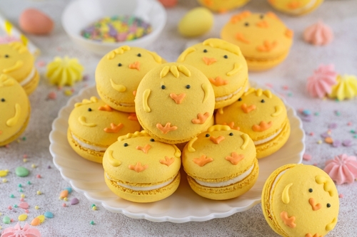 prato branco com macarons amarelos e decoração de pintinho - presentes de Páscoa - Assaí Atacadista