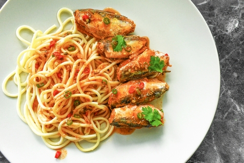 prato branco com macarrão com molho de sardinha-Assaí Atacadista-receitas de pescados