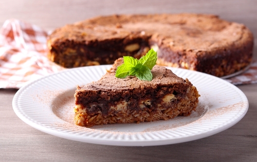prato branco com uma fatia de torta de chocolate com aveia - sobremesas low carb - Assaí Atacadista