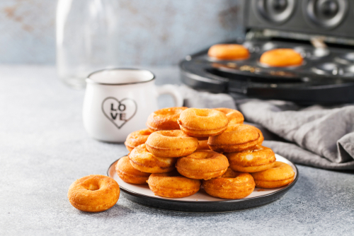 prato cheio de mini donuts - Assaí Atacadista - chá de bebê