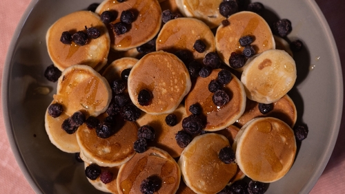 prato cinza com minipanquecas com mel e mirtilo congelado - petiscos fáceis - Assaí Atacadista