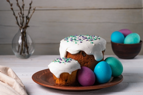 prato com bolo de pote temático com cobertura, junto com um cupcake e alguns ovos coloridos - ganhar dinheiro na Páscoa - Assaí Atacadista