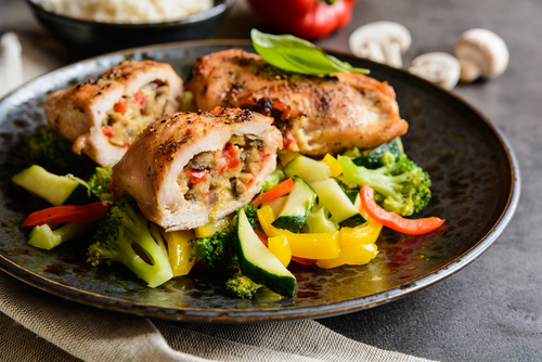 prato com legumes e um pedaço de frango recheado - prato principal para o Dia das Mães - Assaí Atacadista