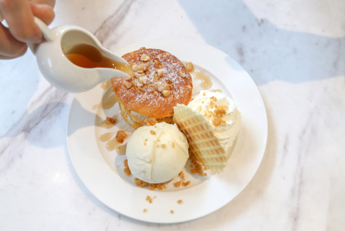 prato com sorvete de azeite e waffles-Assaí Atacadista-receitas de pescados