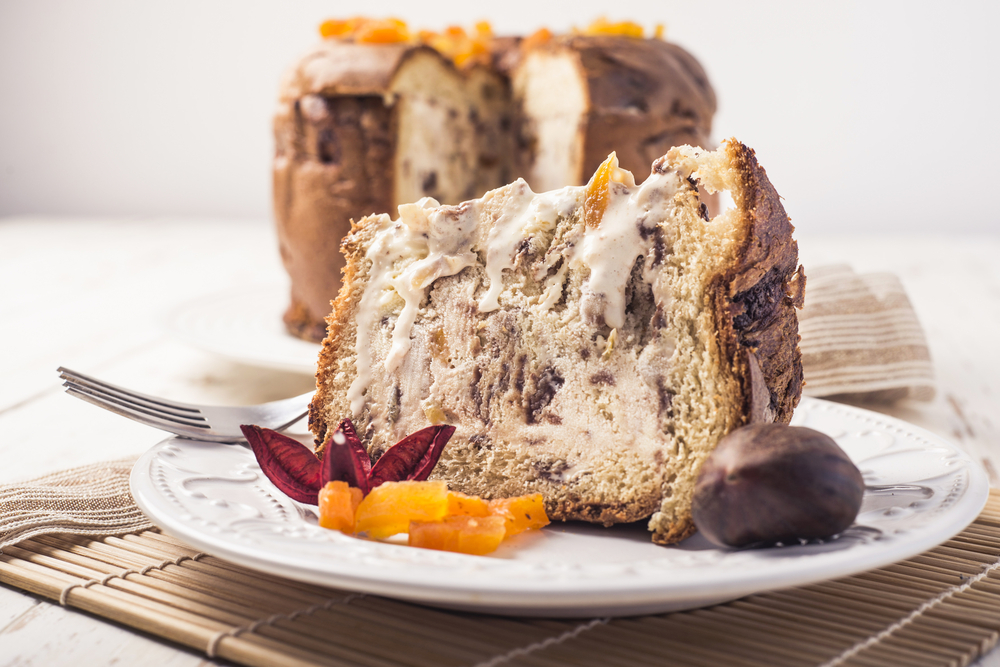 prato com uma fatia de panetone de sorvete com chocolate - Assaí Atacadista - panetone artesanal