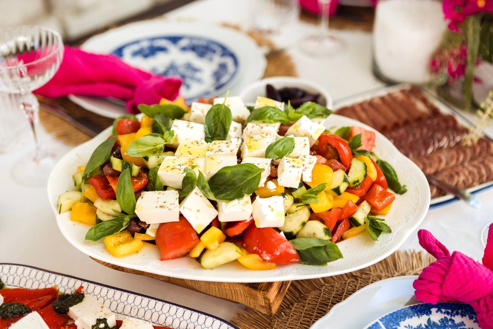 prato de salada colorida com vários ingredientes - dicas de economia para o verão - Assaí Atacadista