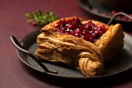 prato preto com sobremesa folhada com frutas vermelhas - receitas com frutas - Assaí Atacadista