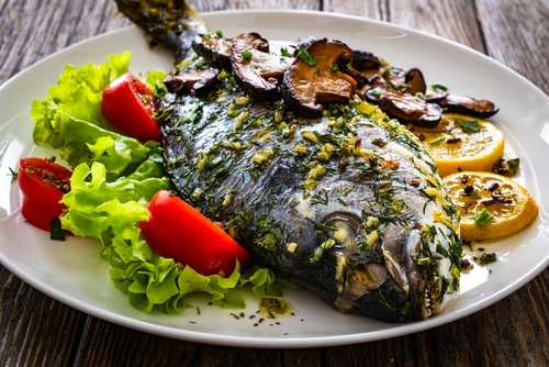 prato pronto com peixe assado, salada e especiarias - renda extra na Páscoa - Assaí Atacadista