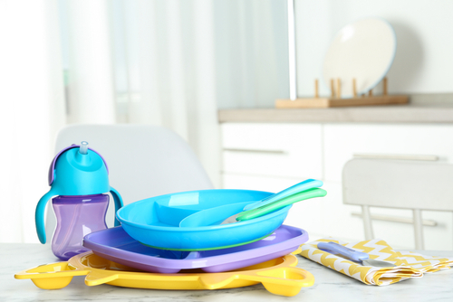 pratos coloridos com copo e talheres para bebês - Assaí Atacadista - bolsa para bebês