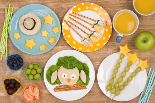 pratos com vários lanches infantis decorados - snacks para crianças - Assaí Atacadista