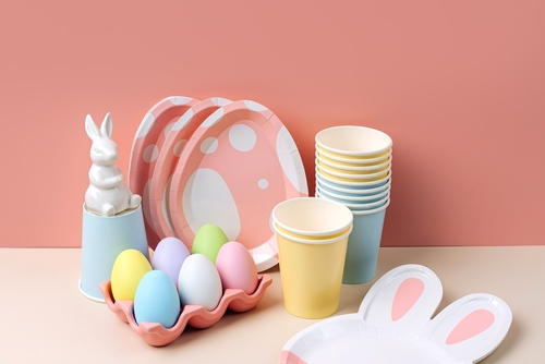 pratos e copos personalizados com a temática de Páscoa - decoração de Páscoa - Assaí Atacadista