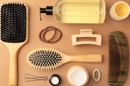 produtos de autocuidado capilar em um fundo marrom - Assaí Atacadista