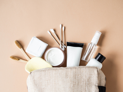 produtos de autocuidado em uma nécessaire - Assaí Atacadista