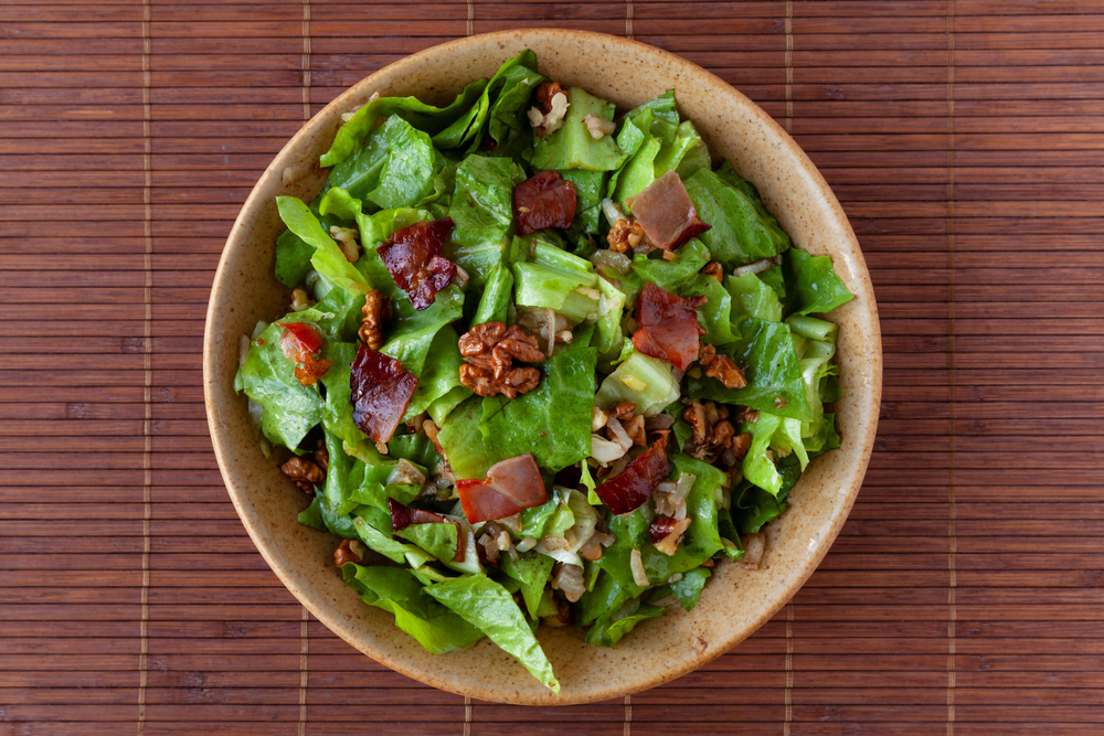 receita de salada com bacon, escarola e mostarda em uma tigela - Assaí Atacadista