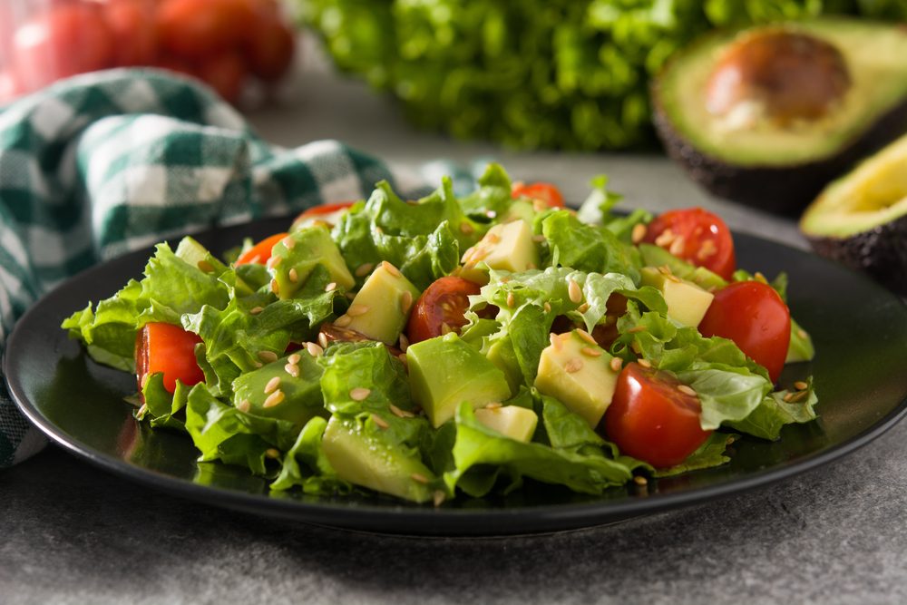 receita de salada do outono com abacate e tomate em um prato - Assaí Atacadista