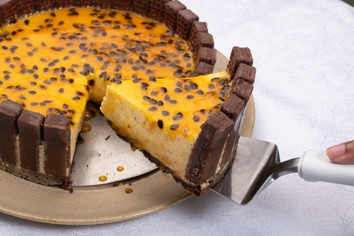 receita de sobremesa de Natal - torta de chocolate com maracujá - Assaí Atacadista