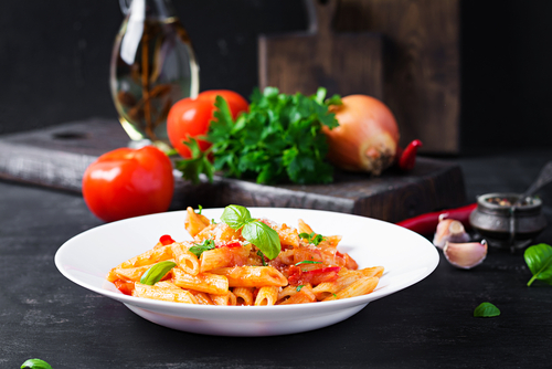 receita low carb de macarrão de abobrinha com tomate e manjericão - Assaí Atacadista