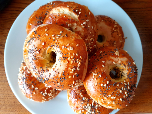 roscas salgadas em um prato branco - salgados de padaria - Assaí Atacadista