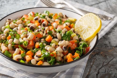 salada de feijão-fradinho em uma tigela - almoço de Páscoa - Assaí Atacadista