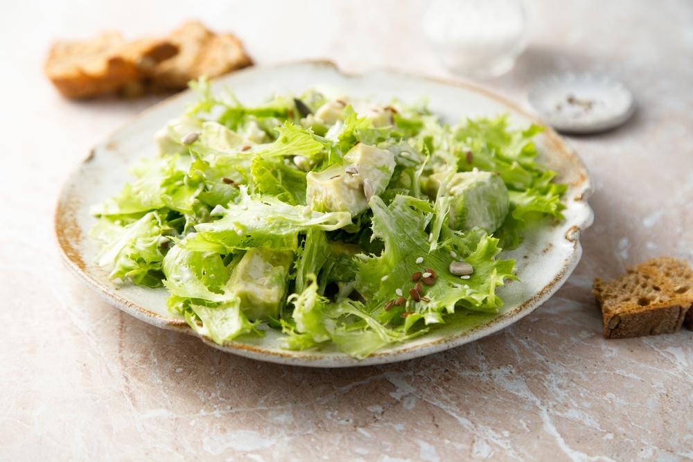 salada verde com abacate - receitas leves para o verão - Assaí Atacadista