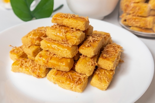 salgadinho de queijo em um prato branco-petiscos de estádio-Assaí Atacadista
